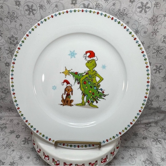 How The Grinch Stole Christmas 18 Piece Dining Set - Dinner | Salad/App & Mugs - Picture 7 of 10